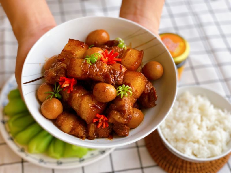 Món thịt kho tàu hoàn thiện rất bắt mắt, thơm ngon