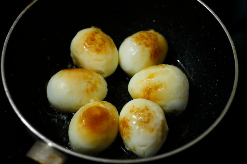 Rán trứng sẽ giúp trứng không bị bở sau khi kho