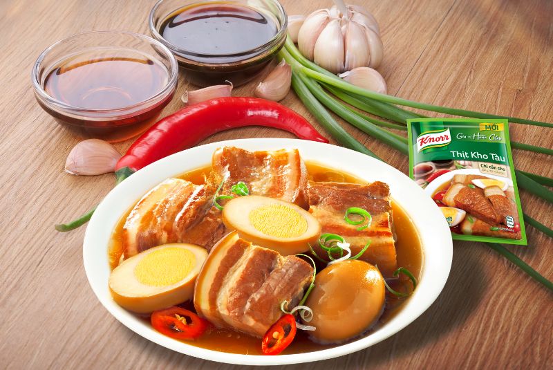 Gói gia vị nêm sẵn có thể giúp bạn có món thịt kho tàu hấp dẫn, chuẩn vị