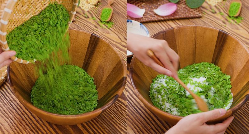 Ảnh 11: Lần lượt trộn các nguyên liệu để làm xôi cốm