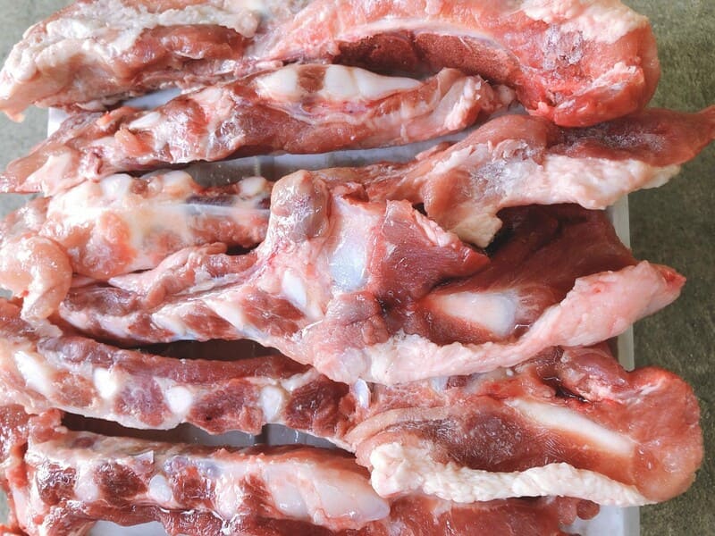 Nên chọn mua xương còn tươi không có mùi hôi