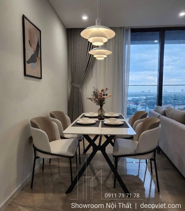 bàn ăn sang trọng'