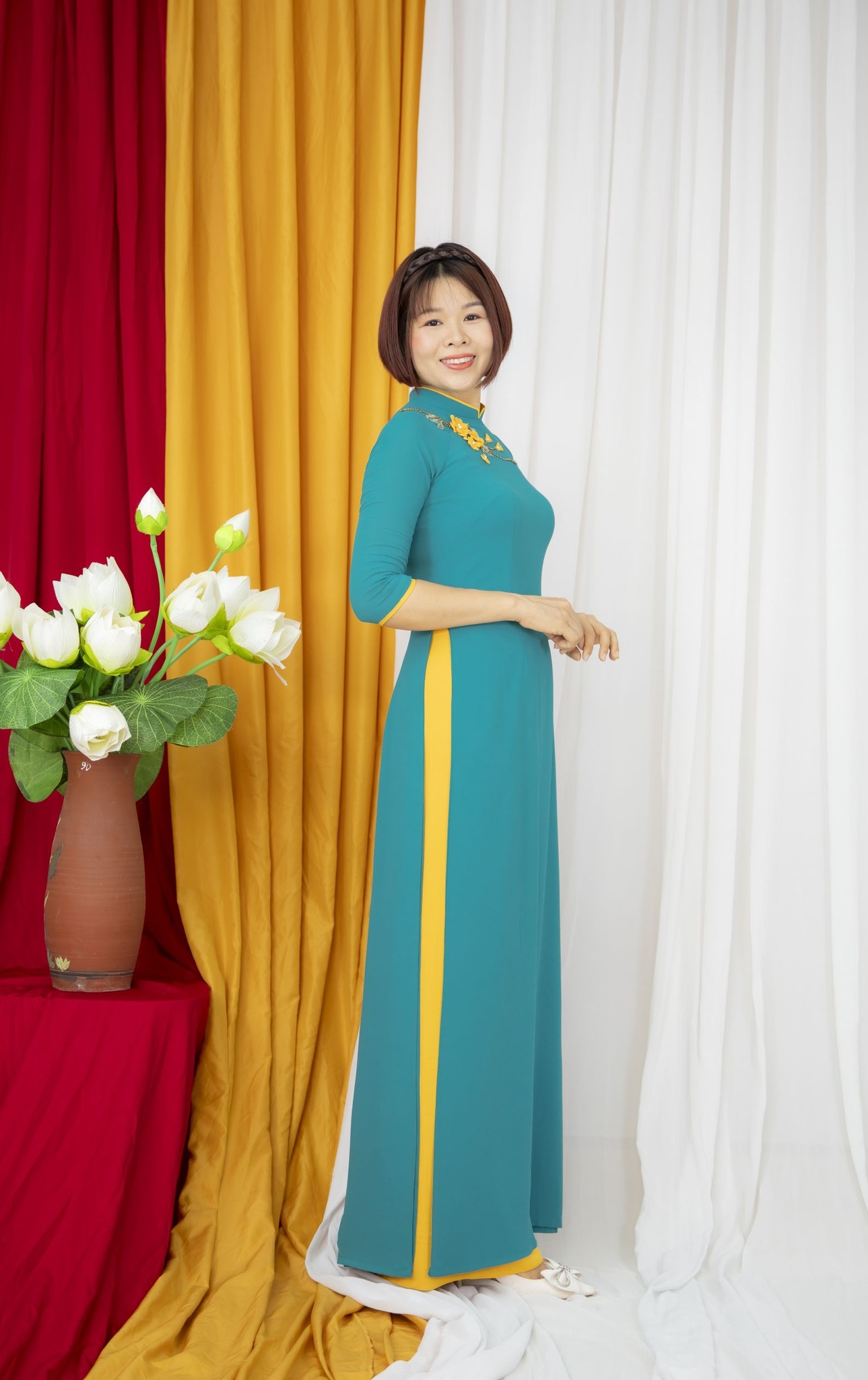 Sự kết hợp hài hòa giữa tông màu vàng và xanh được đính kết hoa tỷ mỷ