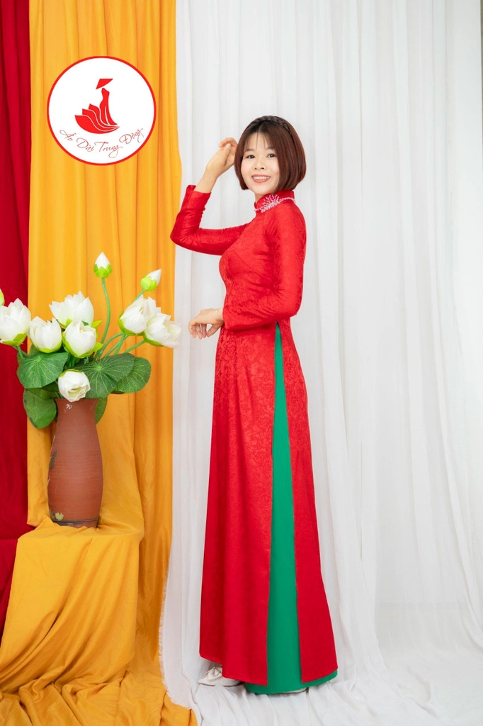 Mẫu áo dài màu đỏ kết bông tuyết cổ 3cm chất liệu Gấm vân hoa hồng