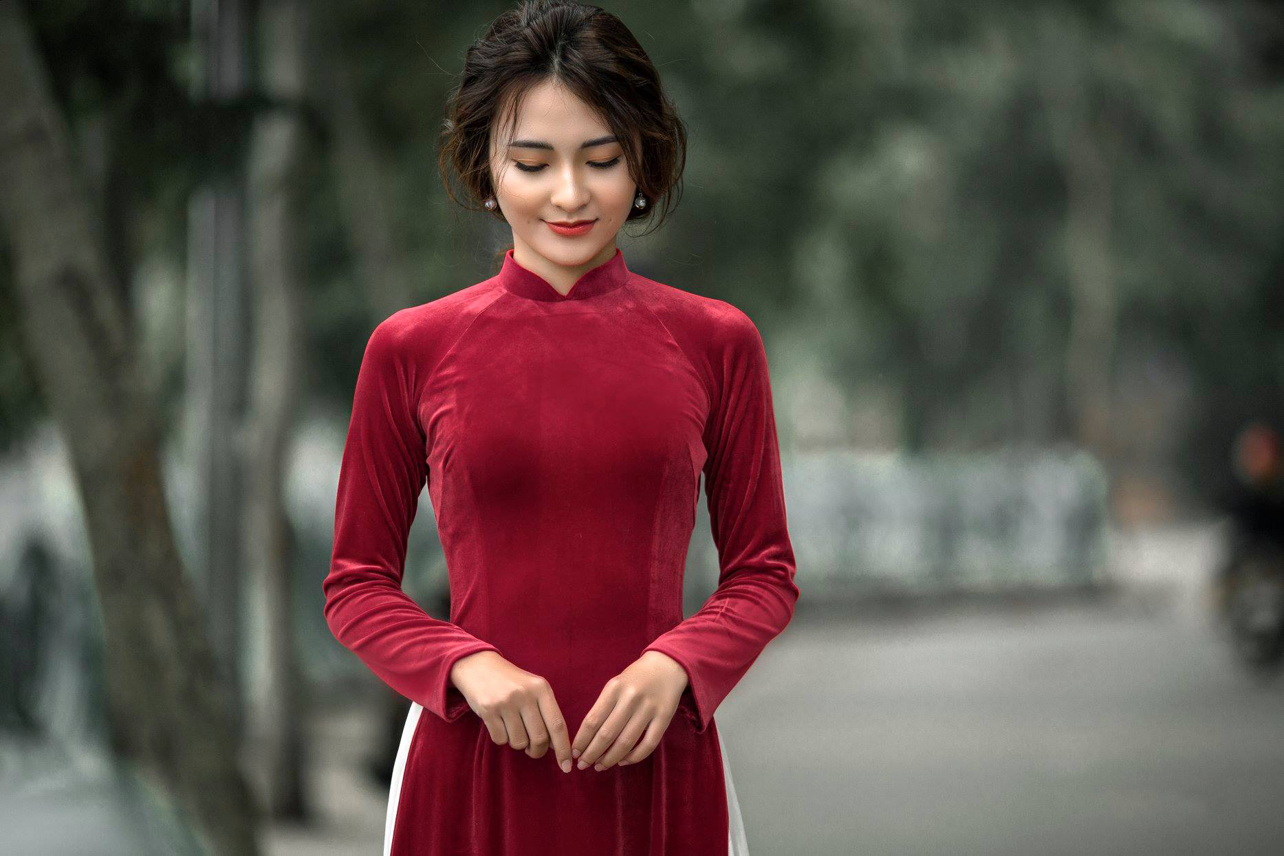 Vẻ đẹp lôi cuốn của áo dài nhung đỏ