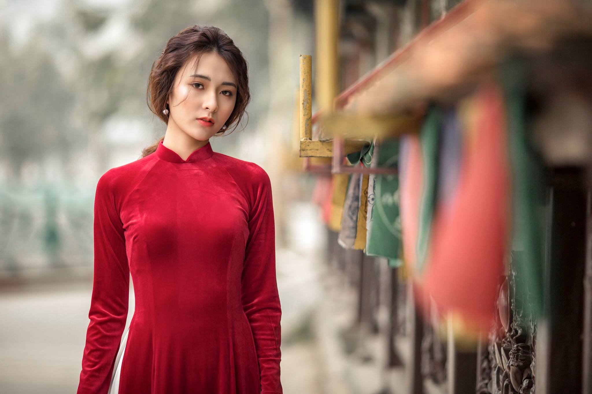 Áo dài nhung màu đỏ – biểu tượng của sự may mắn và thịnh vượng