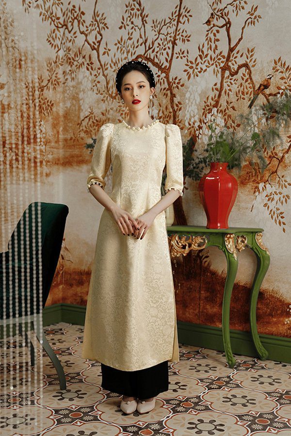 Áo dài cổ tròn tay phồng kết hợp với giày cao gót