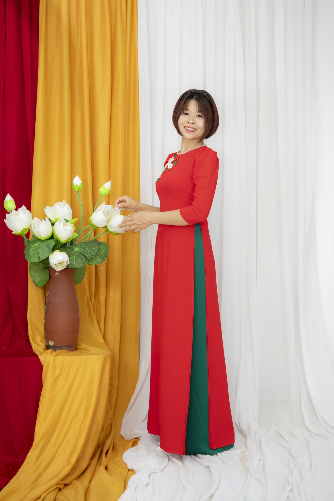 Cách tân tay bồng đỏ tươi chất liệu vải chiffon 4 tà