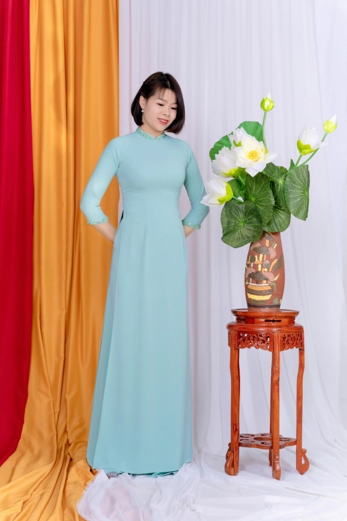 Áo dài cách tân màu xanh dương