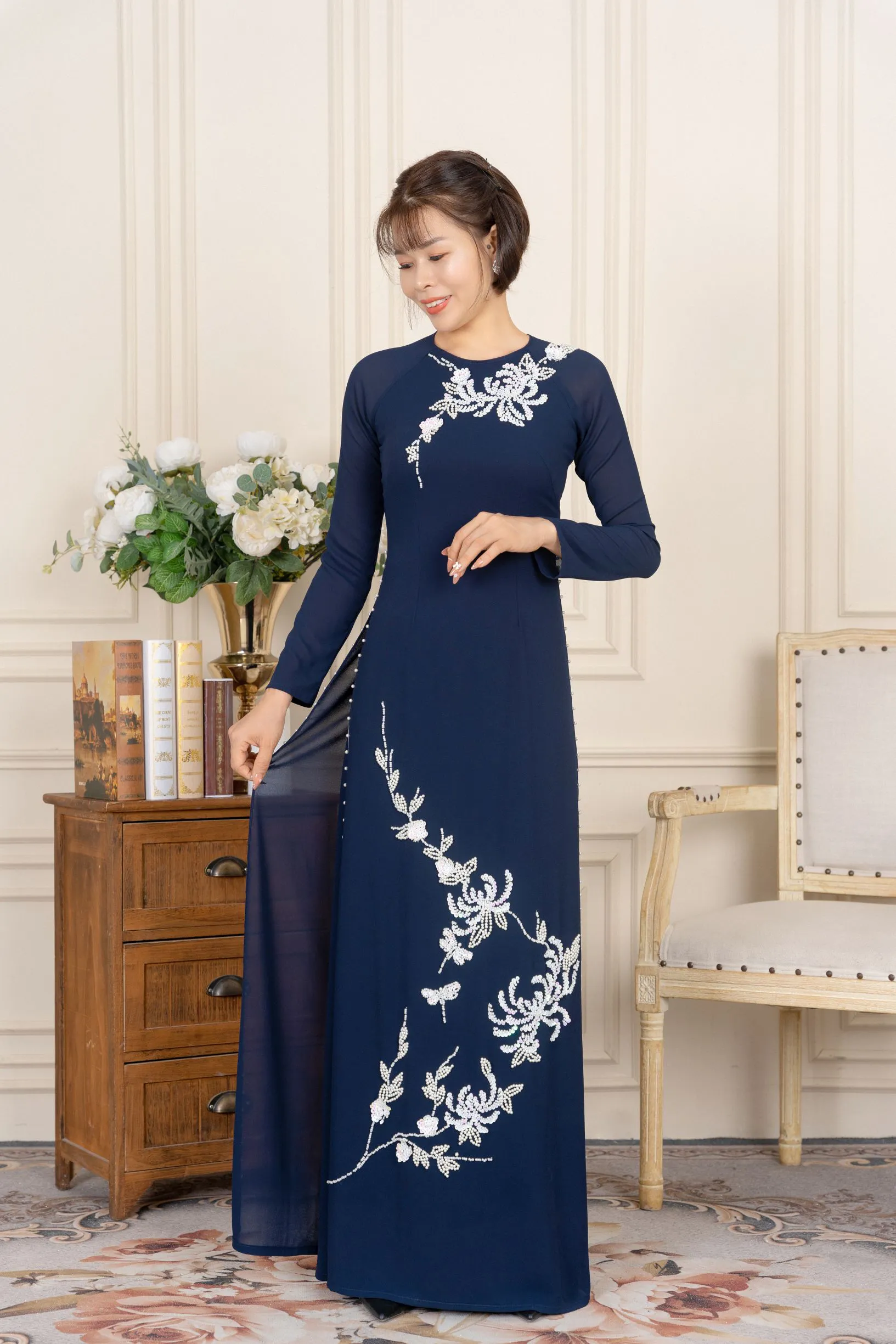 Mẫu áo dài 4 tà chất liệu vải chifon đính kết tỷ mỷ