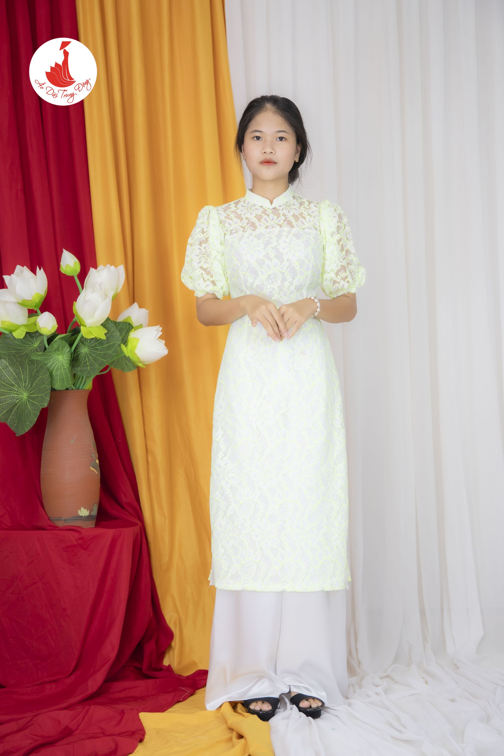 Áo dài cách tân dang váy ren đẹp - áo dài trung đồng