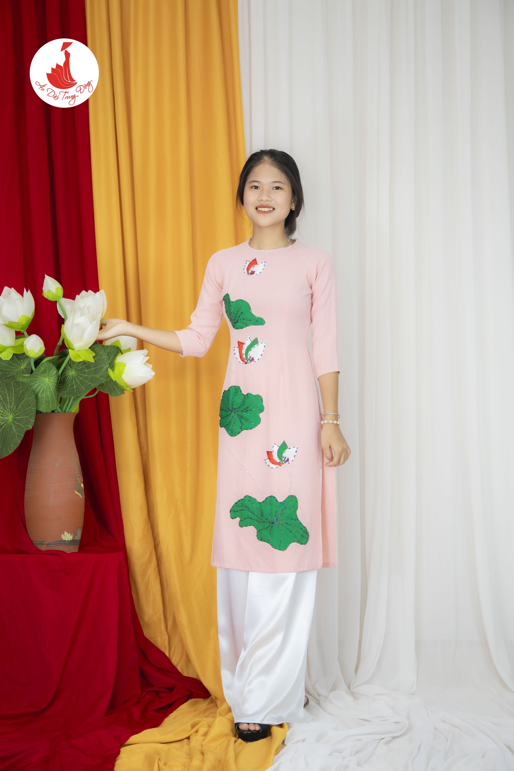 Mẫu áo dài cách tân thêu sen tay lỡ