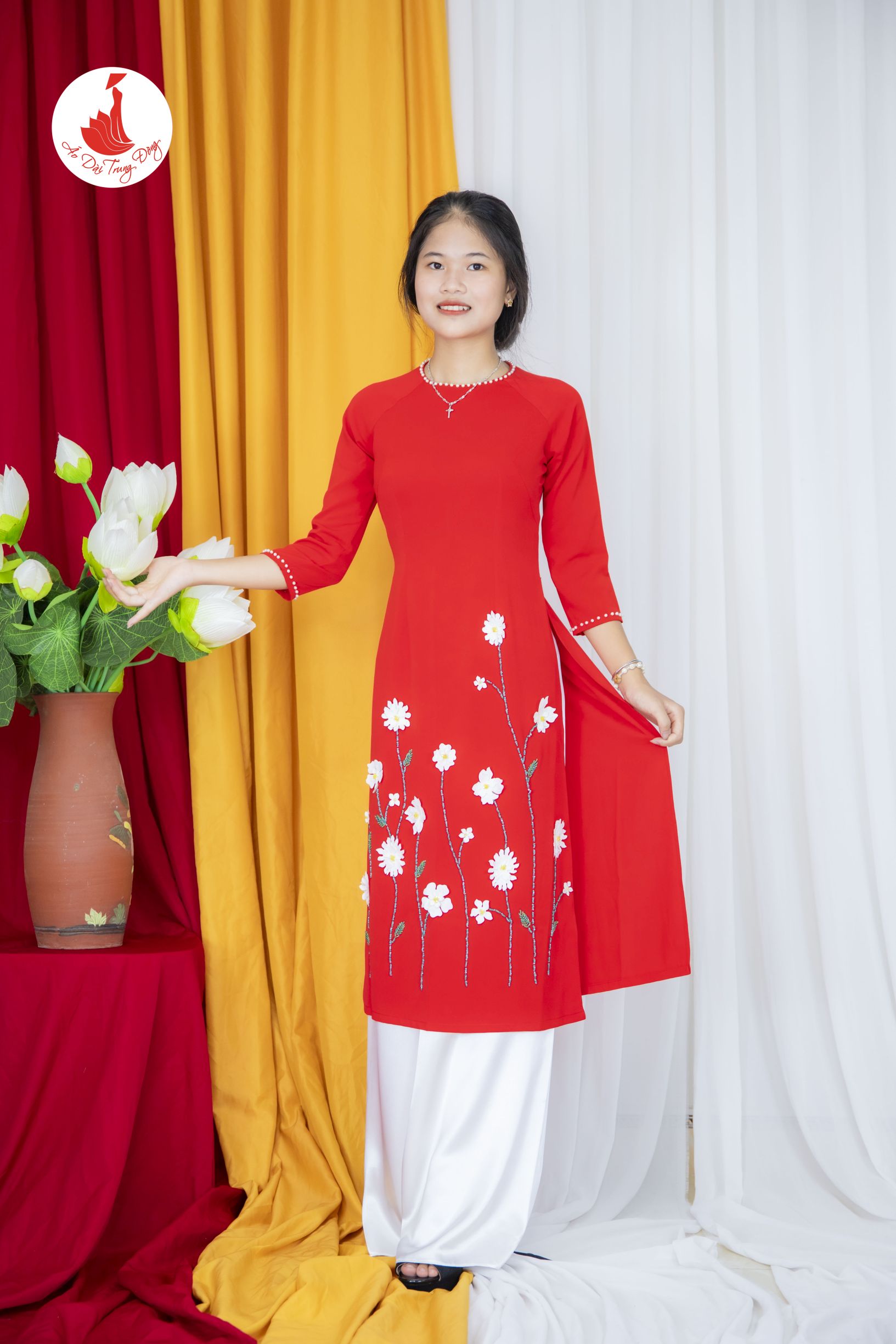 Mẫu áo dài cách tân kết hợp quá khứ và hiện tại