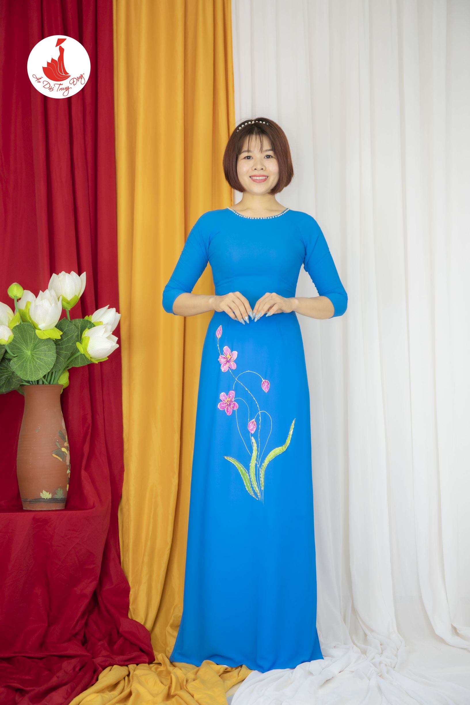 Mẫu áo dài đính kết hạt ở cổ hoa