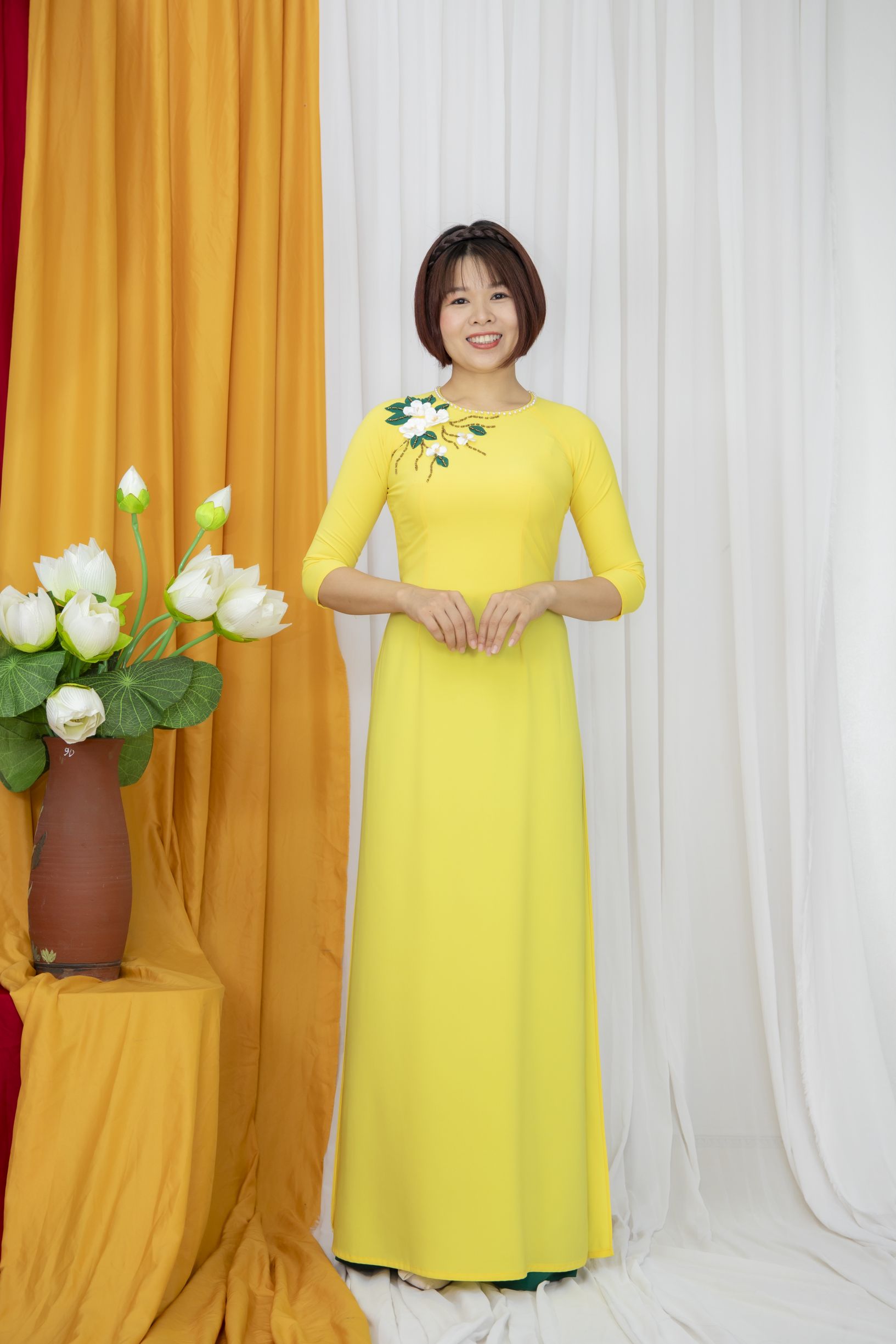 Mẫu áo dài đẹp cổ tròn đính kết hoa tỷ mỷ màu vàng