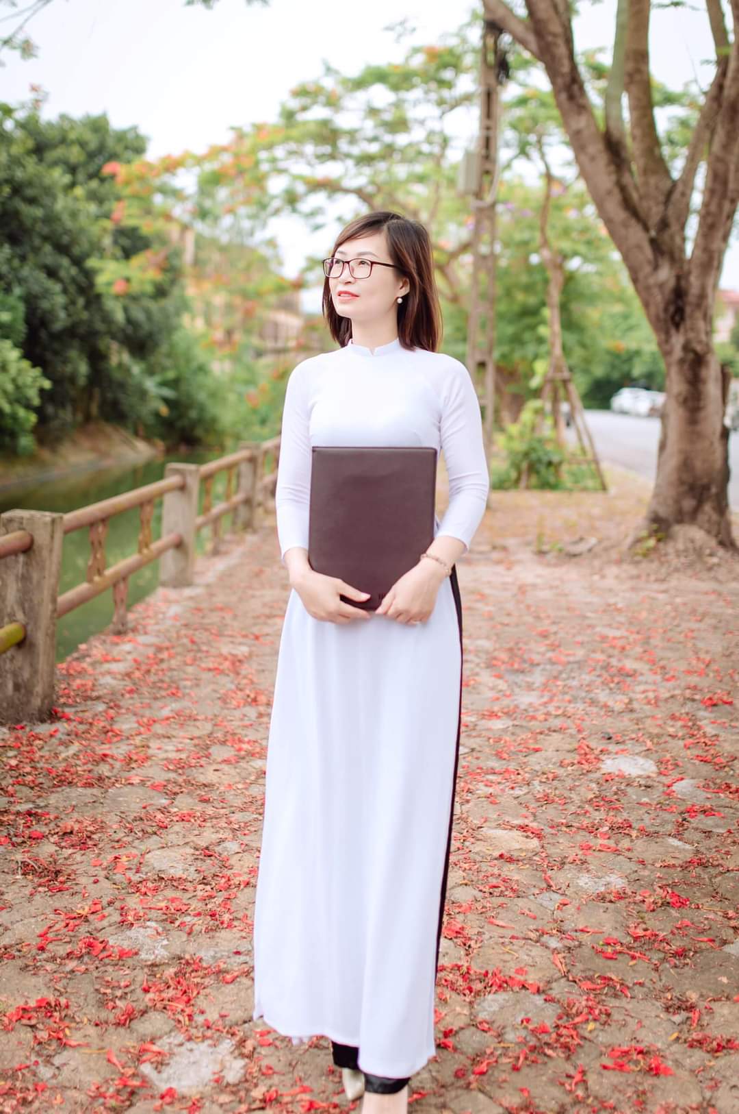 Một chiếc áo dài màu trắng tinh là điều không thể thiếu với 1 chiếc áo dài