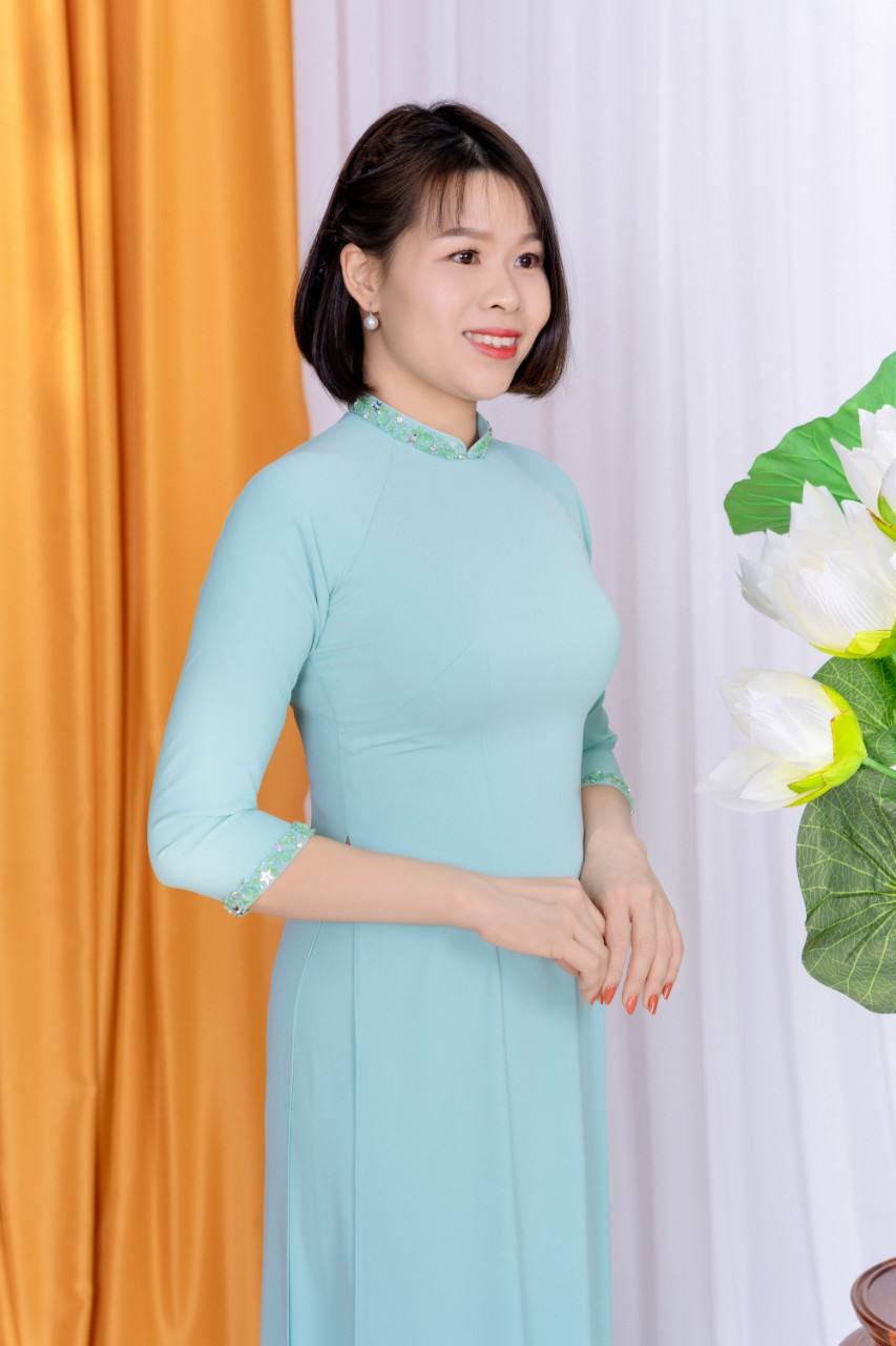 Mẫu áo dài đẹp đính kết cổ và canh tày màu sắc nhẹ nhàng