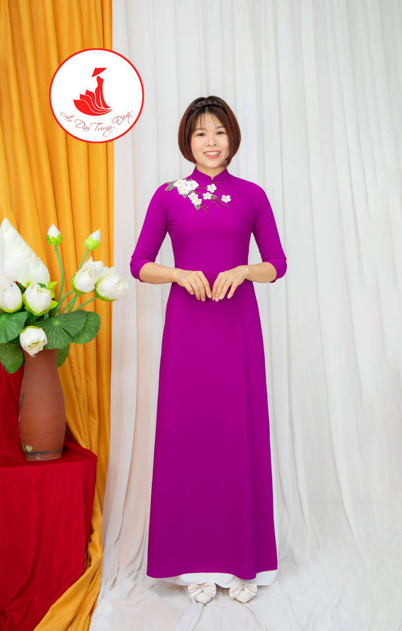 Áo dài màu tím mang lại sự mới mẻ cho người mặc