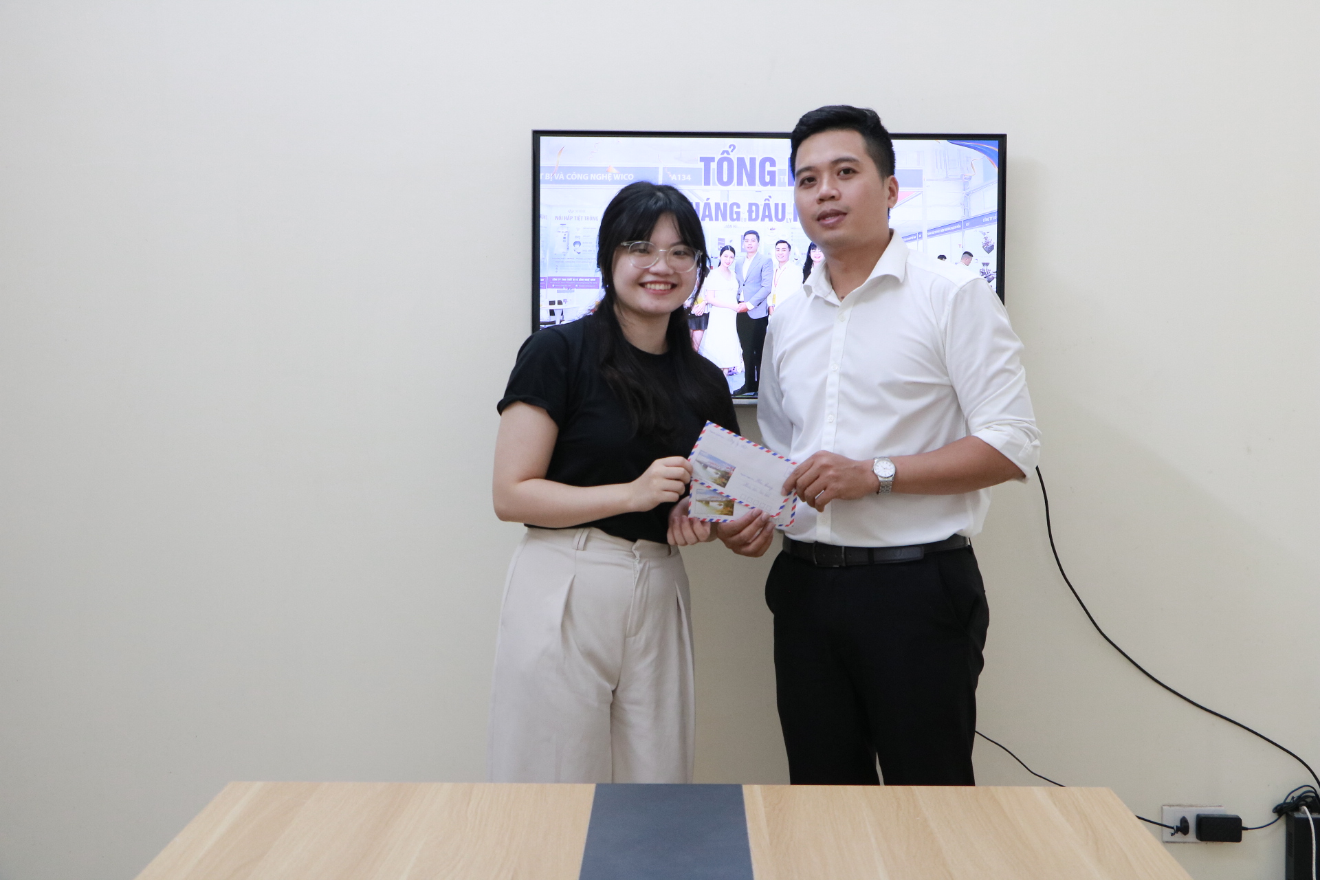 Ông Đồng Xuân Tú - Giám Đốc Công ty trao thưởng cho cá nhân xuất sắc trong 6 tháng đầu năm 2024