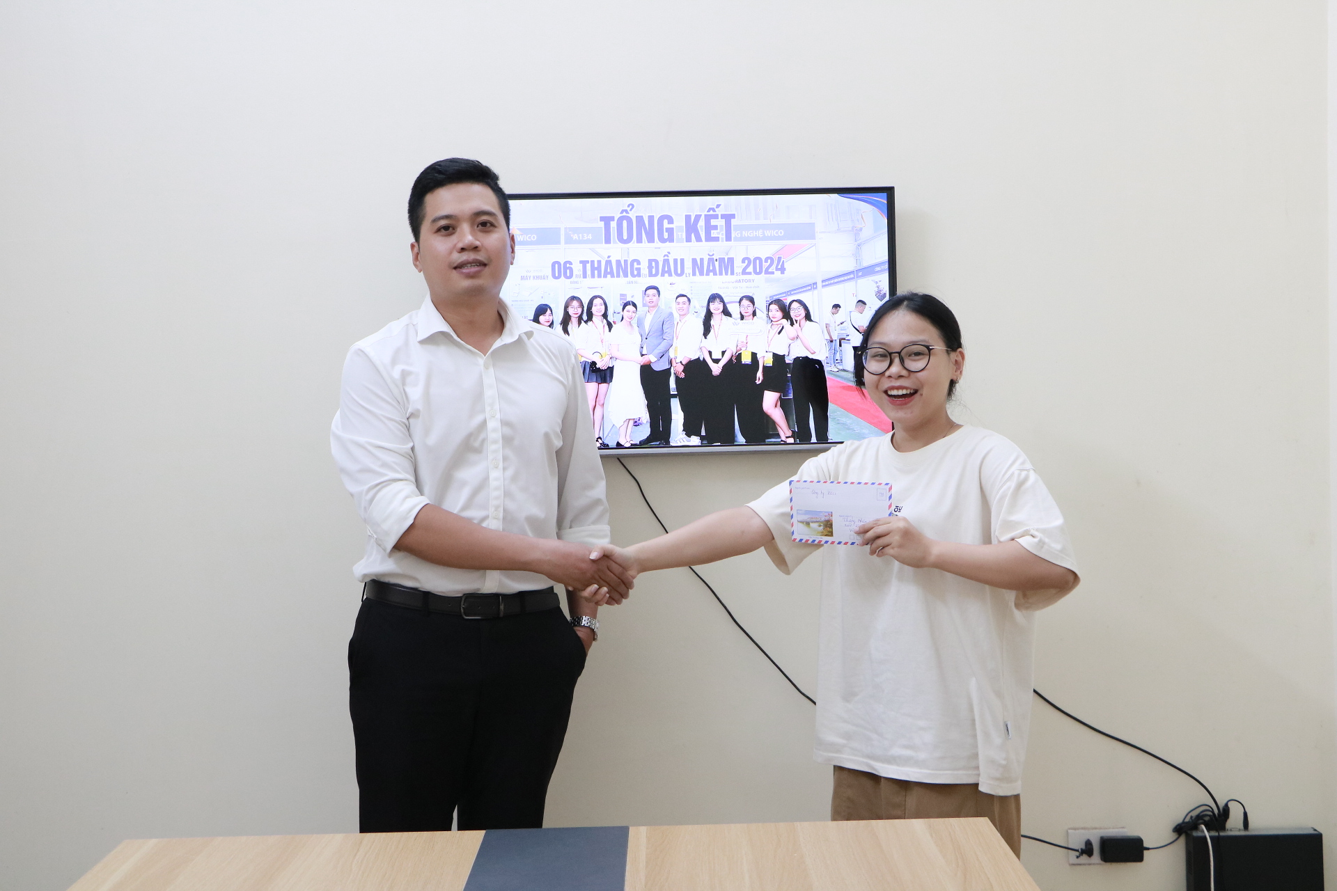 Ông Đồng Xuân Tú - Giám Đốc Công ty trao thưởng cho cá nhân xuất sắc trong 6 tháng đầu năm 2024