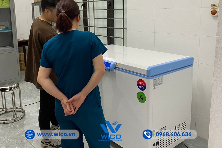 Kỹ thuật viên Wico hướng dẫn sử dụng cho nhân viên y tế tại Trạm y tế trên địa bàn tỉnh Thái Bình