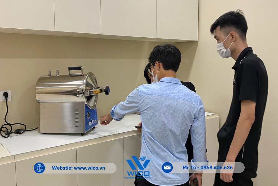 Khách hàng kiểm tra và test Nồi hấp để bàn Jibimed TM-T16J