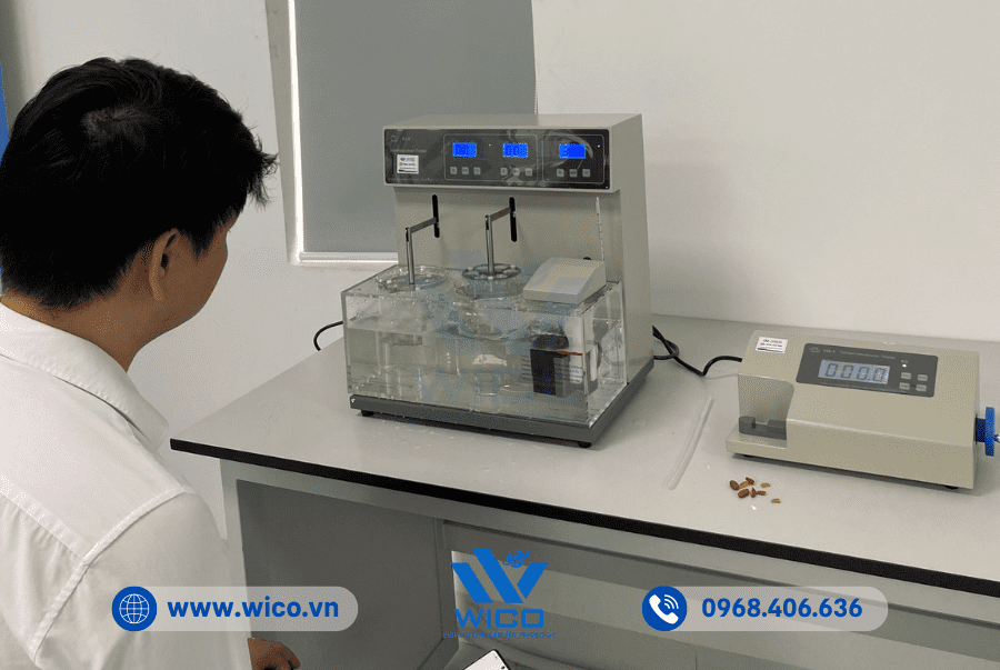 Khách hàng kiểm Máy Đo Độ Cứng Thuốc Viên YD-1