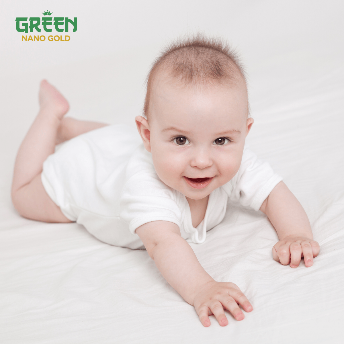 Bé yêu hào hứng trong những bước bò đầu đời