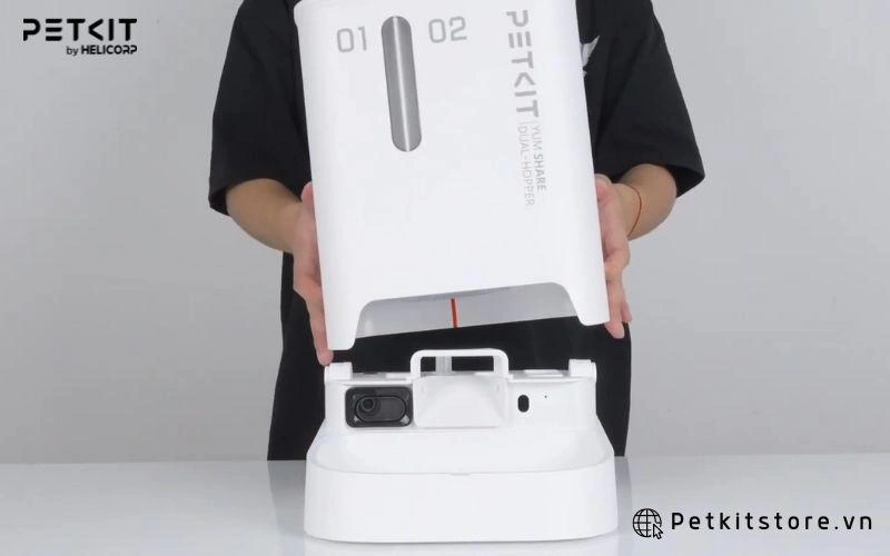 Lắp phần thân của máy cho mèo ăn vào đế của máy