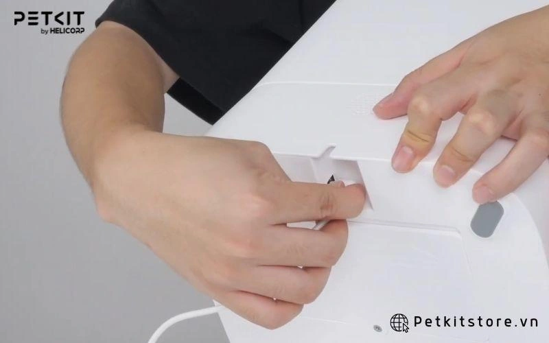 Cắm dây nguồn vào máy