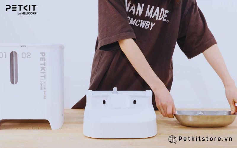 Tháo hộp máy và bát thức ăn ra ngoài