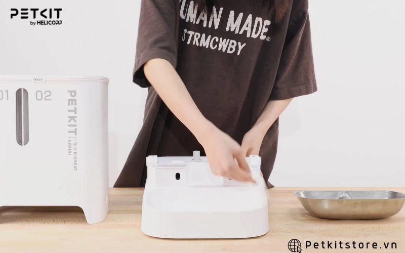 Lau phần đế máy bằng khăn ướt