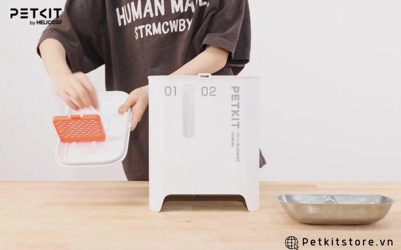 Thay gói hút ẩm trong nắp máy ăn petkit