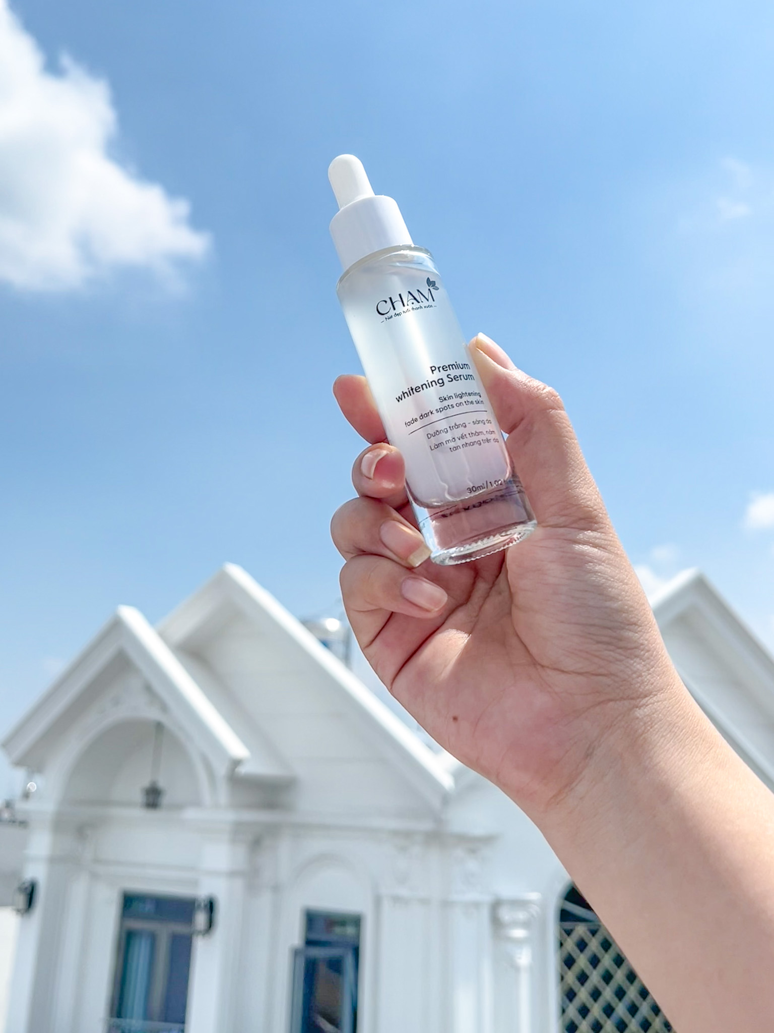 Premium Whitening Serum CHẠM chứa các thành phần tự nhiên giúp cung cấp độ ẩm cho da một cách hiệu quả