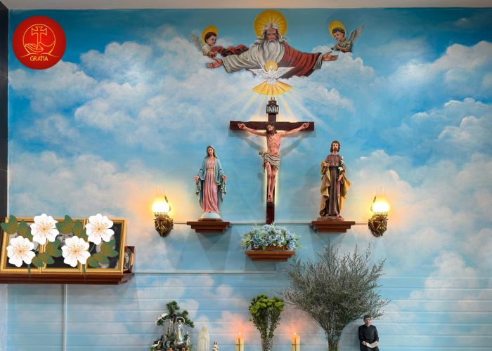 Chọn chất liệu bàn thờ Chúa phù hợp phong cách sống