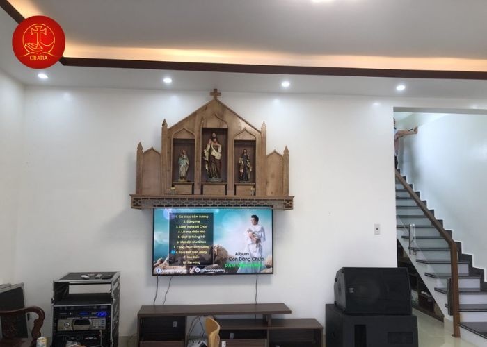 Tượng Chúa Giêsu đặt trung tâm bàn thờ trang nghiêm