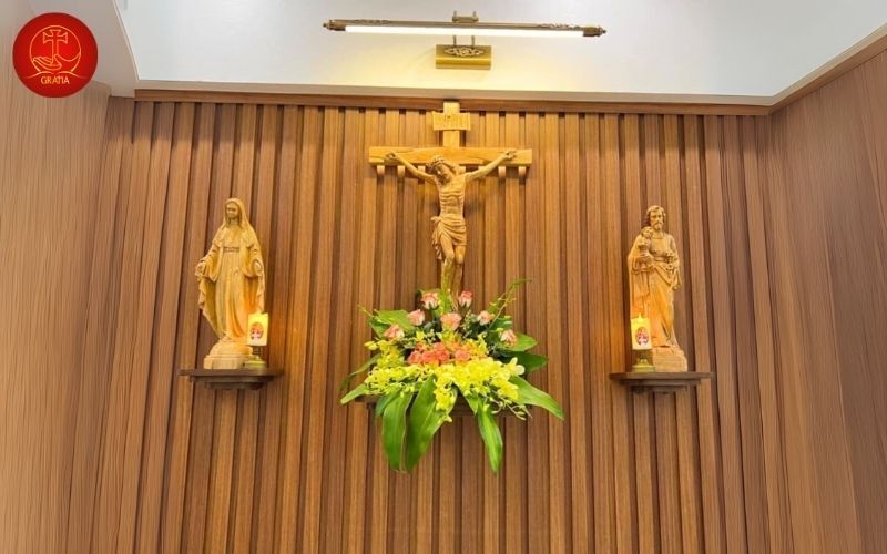 Bố trí thờ cúng cân đối: Thánh giá, Mẹ Maria, Thánh Giuse