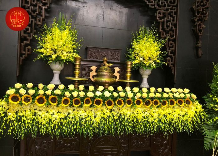 Trang trí hoa bàn thờ đám tang đúng cách, trang nghiêm