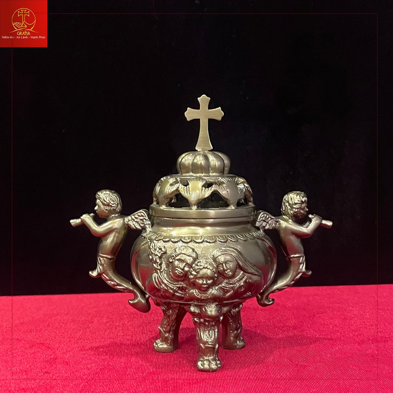 Lư hương đồng là biểu tượng tôn kính và trang nghiêm trong nghi lễ Công Giáo