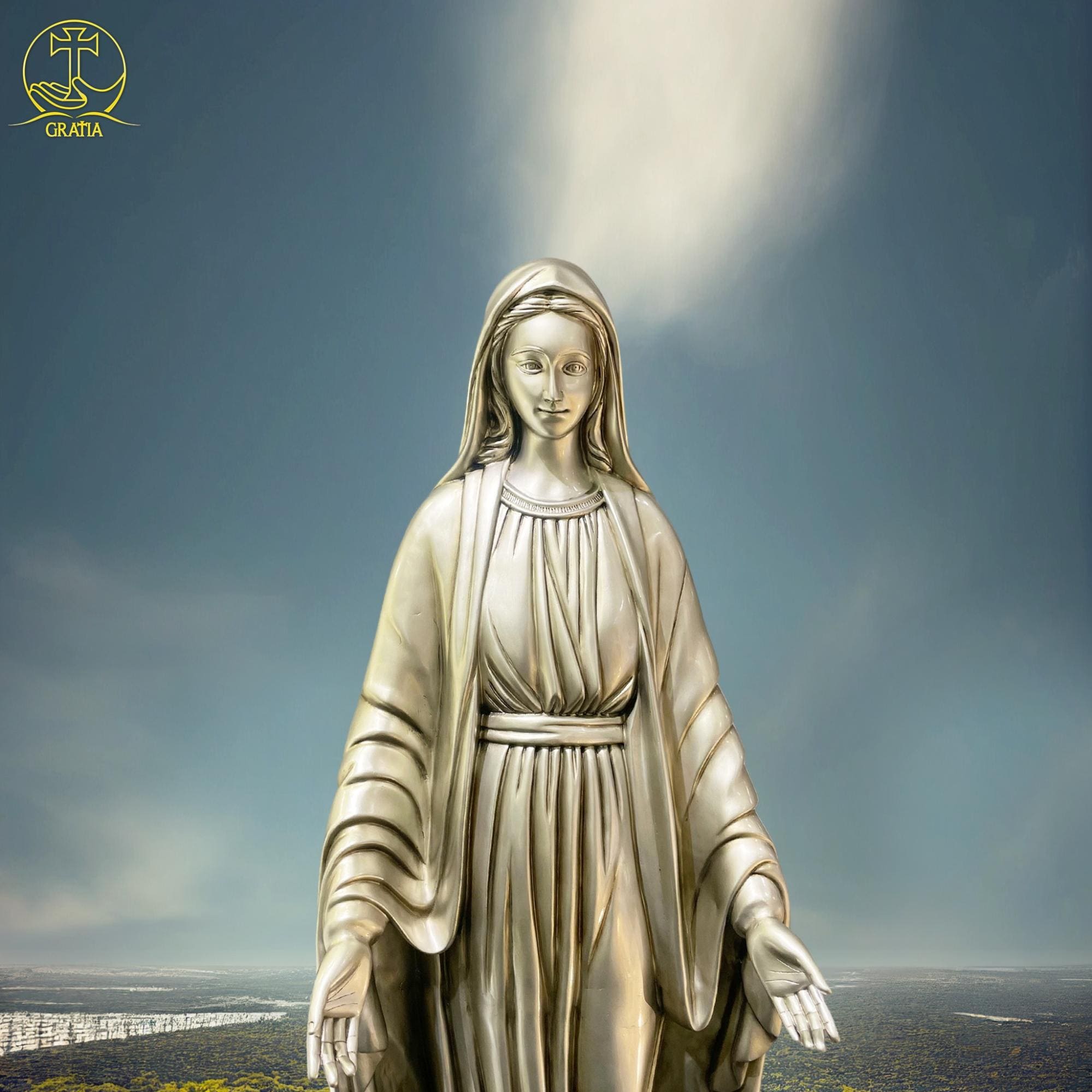 Tượng Mẹ ngoài trời