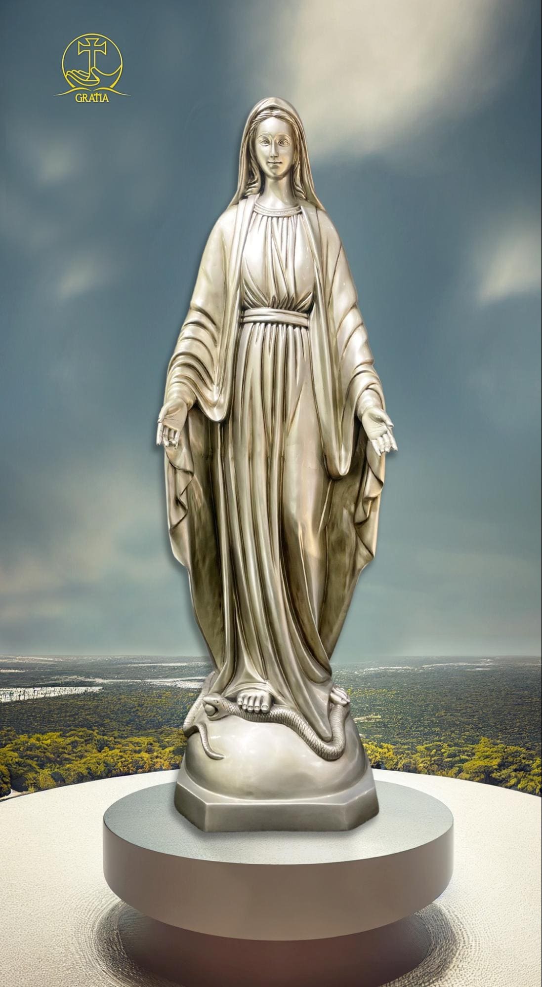 Tượng Mẹ ngoài trời