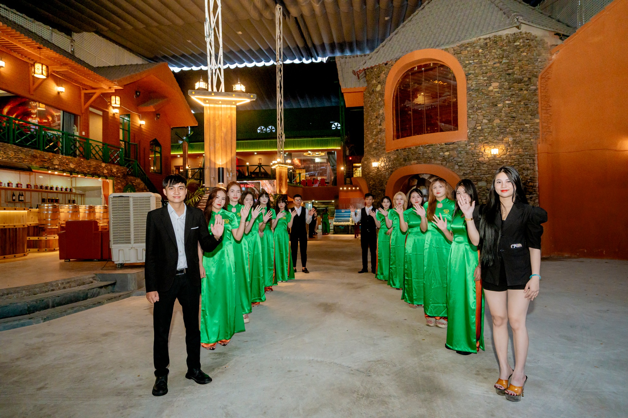 nhà hàng hầm rượu 89 Phan Văn Hớn