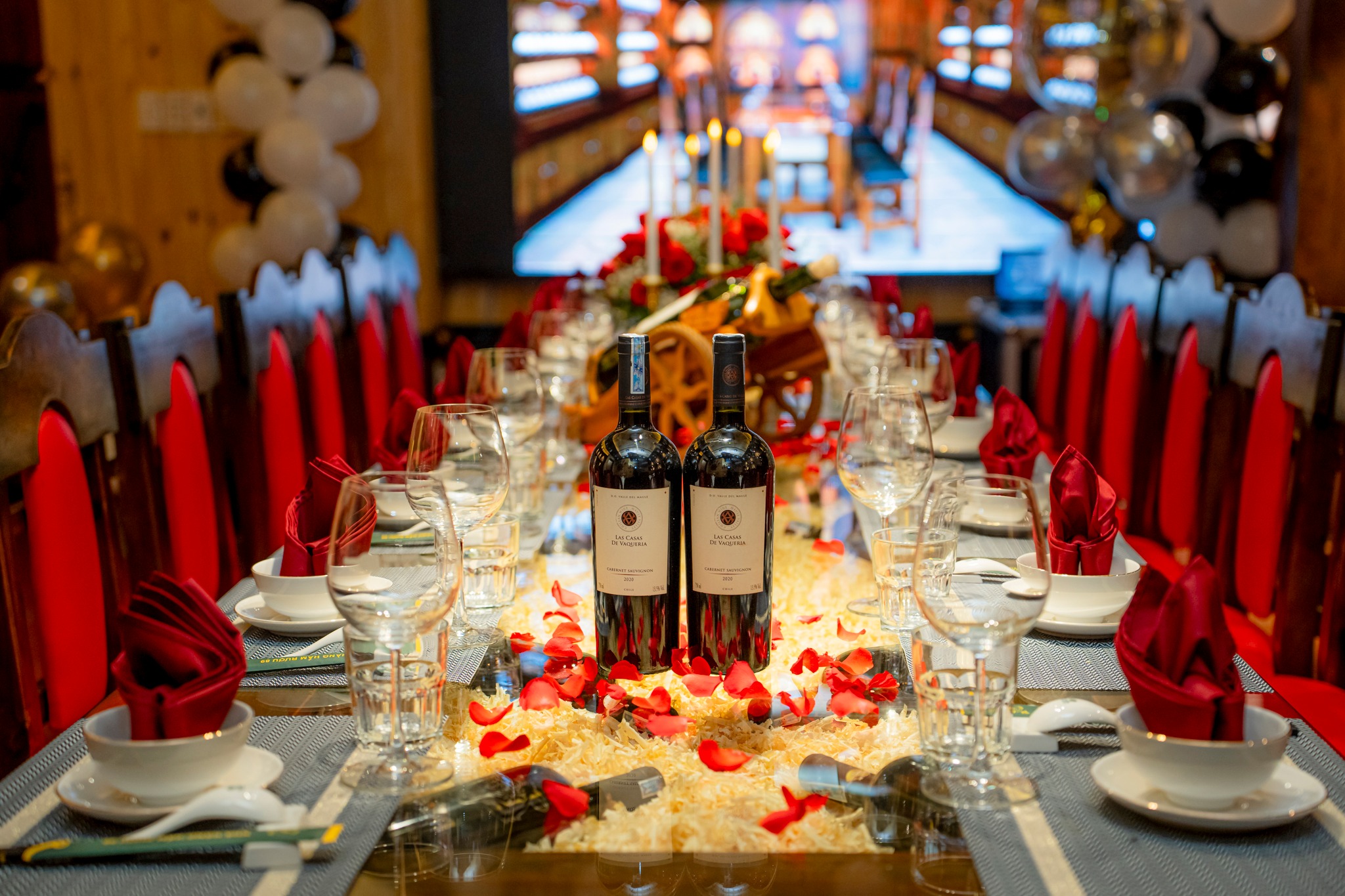 nhà hàng hầm rượu gần đây