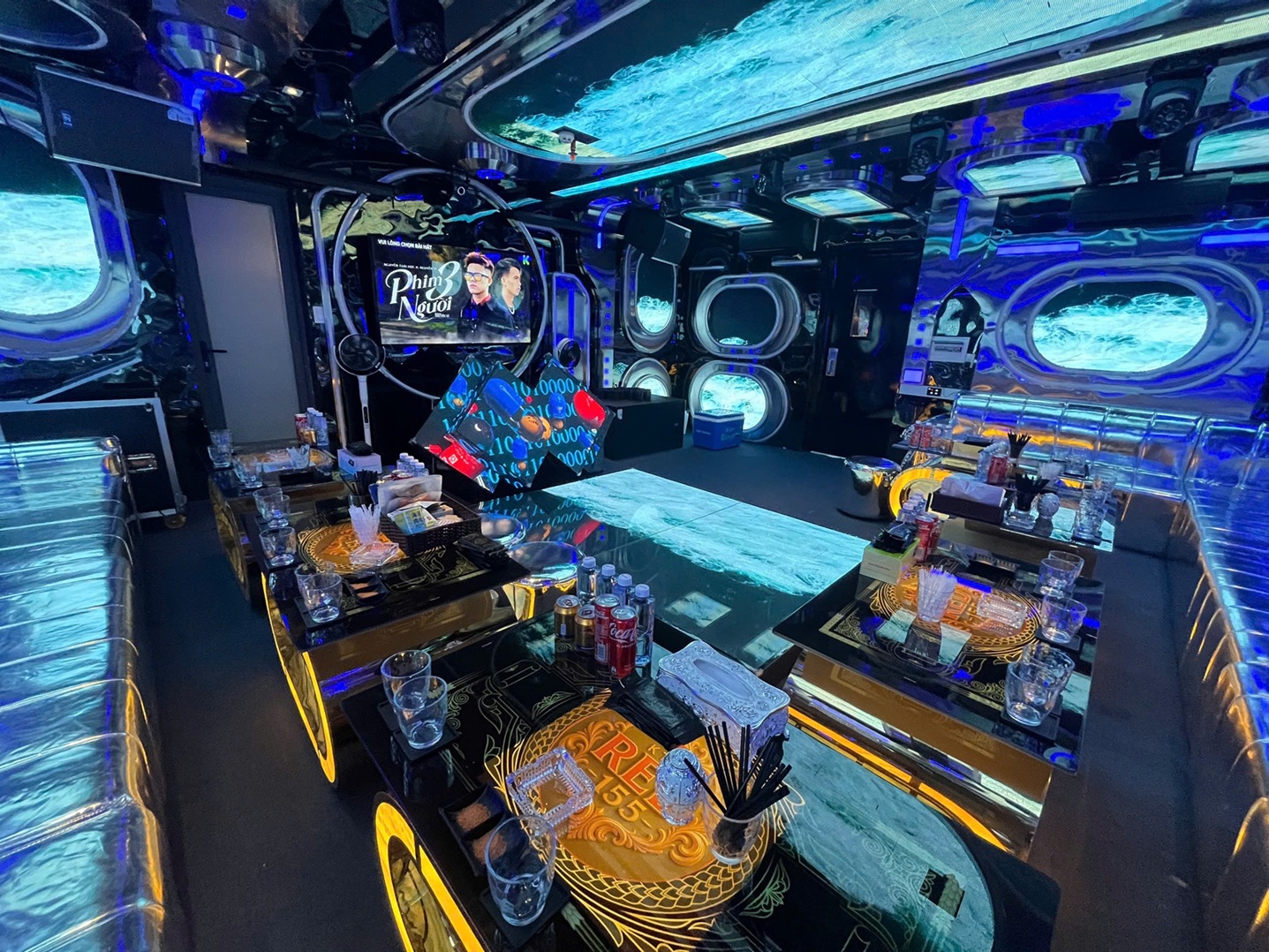 Đặt Phòng Karaoke RED KTV - 155 Nguyễn Văn Cừ, Quận 5