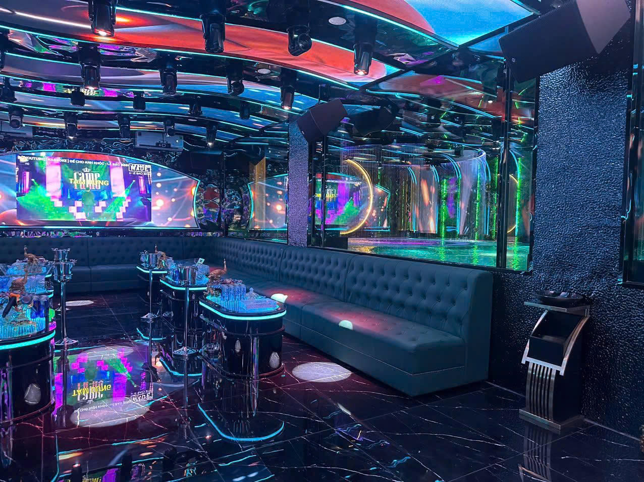 Thiết kế phòng Karaoke góc nhìn thẳng ra hồ bơi đầy thú vị
