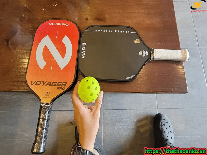 moi-choi-pickball-nen-dung-vot-gi-2