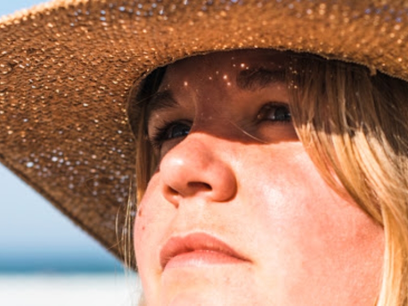 Vì sao cần chăm sóc da khi đi du lịch, đi biển