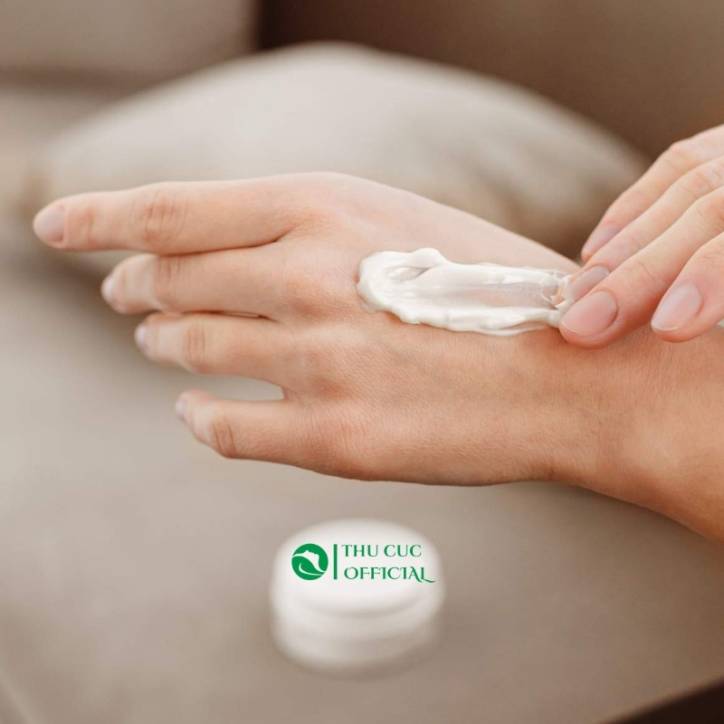 Cận chất kem dưỡng mắt và cổ Desembre