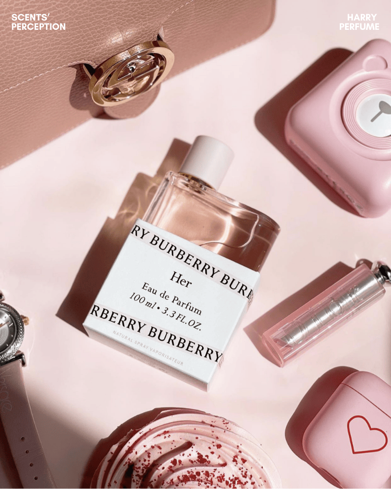 Thiết kế chai Burberry Her Eau De Parfum mang tinh thần Burberry với phom dáng tối giản, thủy tinh trong suốt ánh hồng