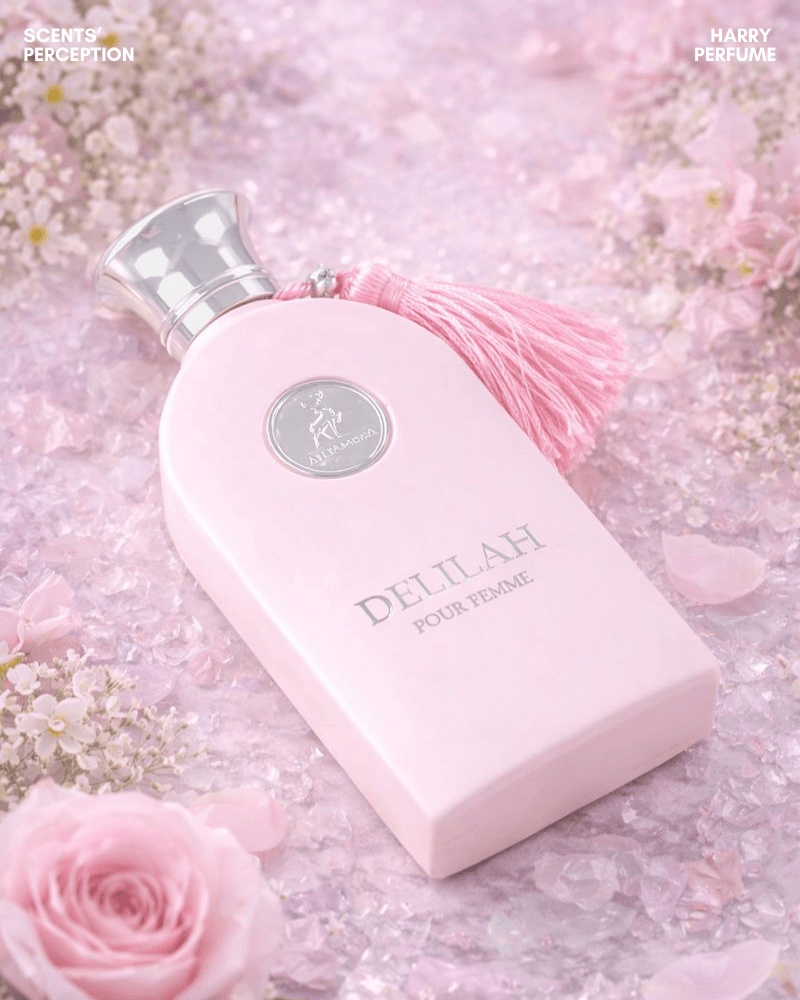 Delilah Pour Femme EDP gợi lên hình ảnh một cô gái trẻ trong chiếc váy lụa hồng phấn, ngồi giữa khu vườn hoa hồng và hoa mẫu đơn,